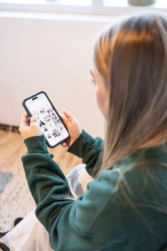 femme_blonde_telephone