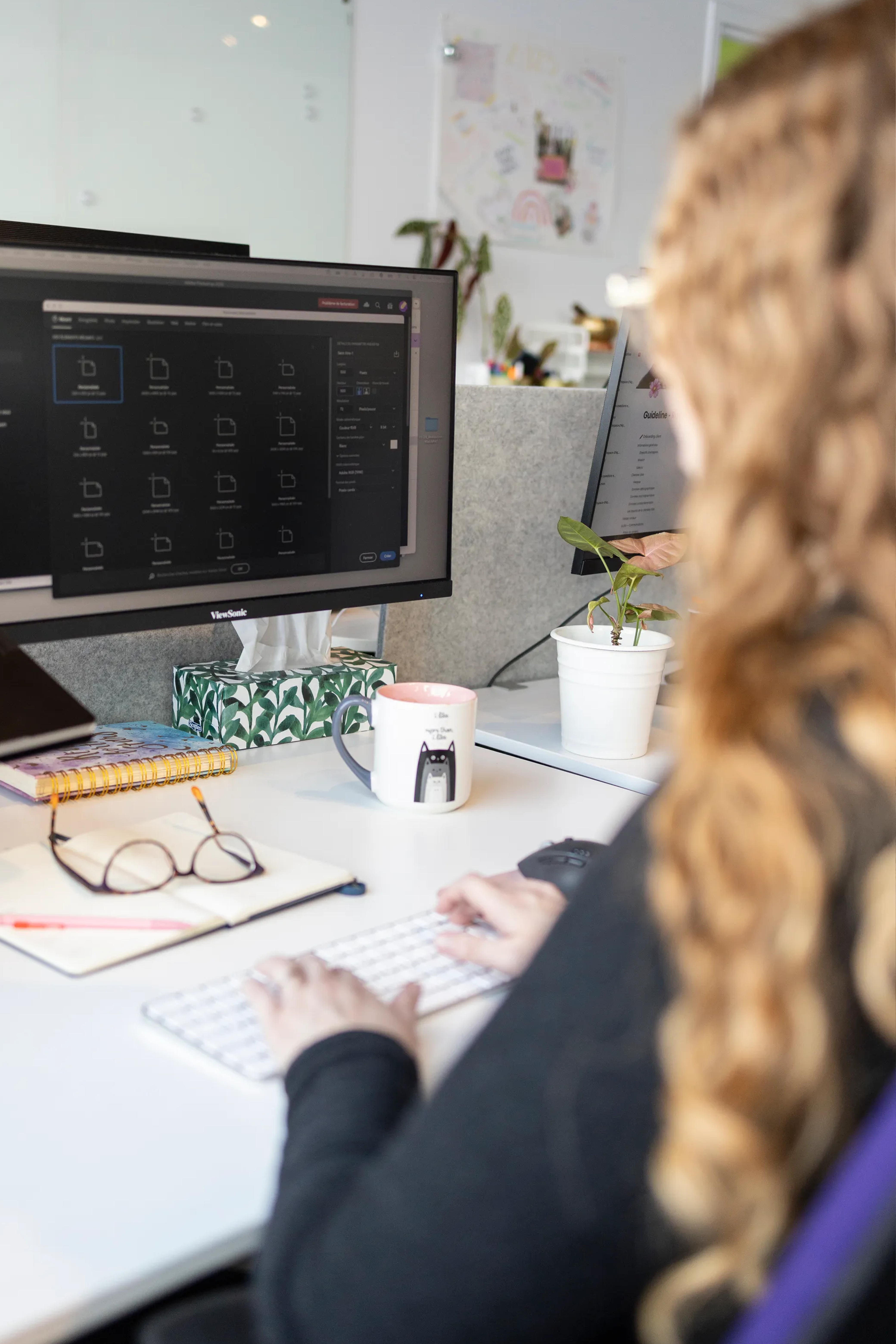 rouquine_sur_son_ordinateur_marketing