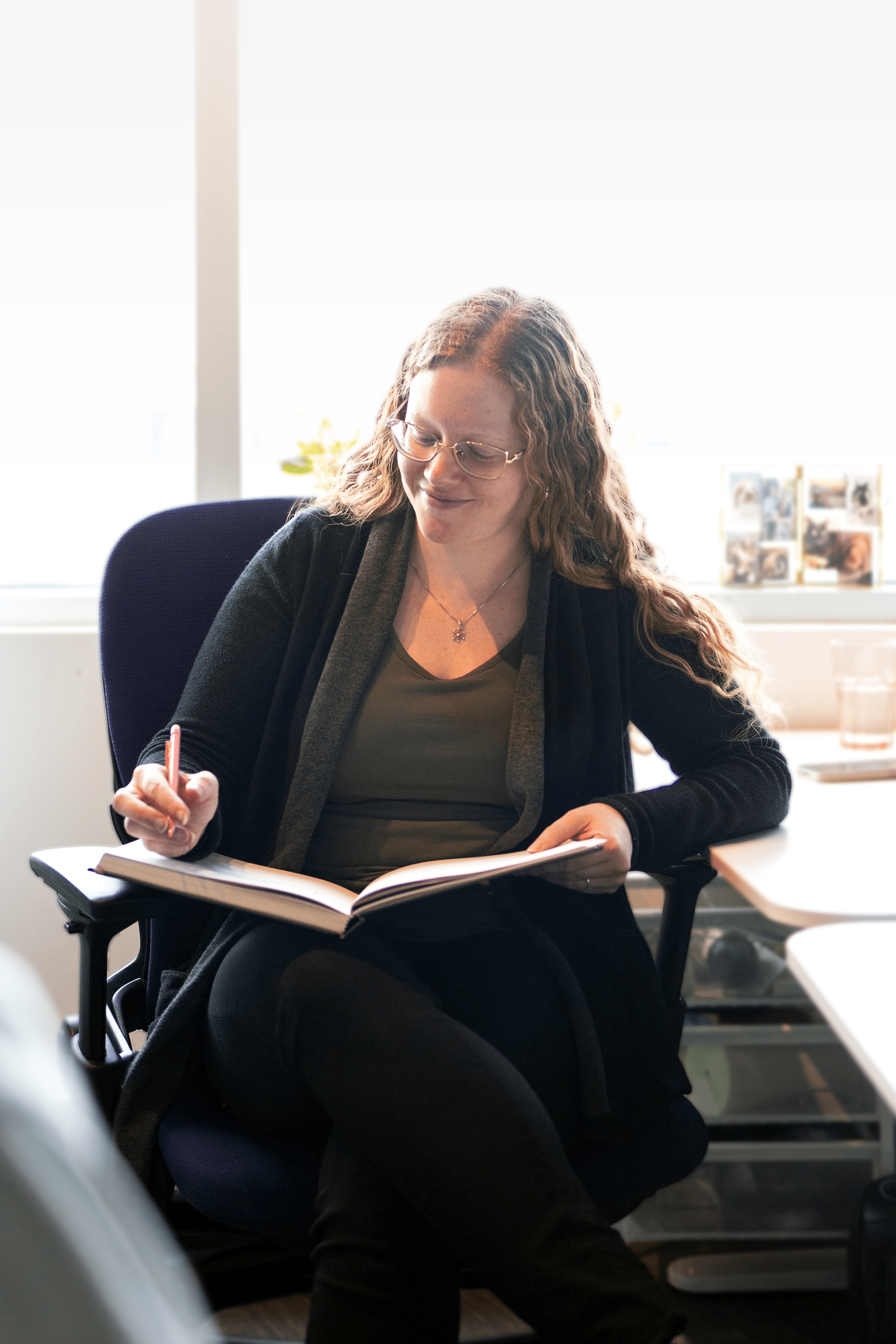 rouquine_qui_dessine_dans_un_cahier