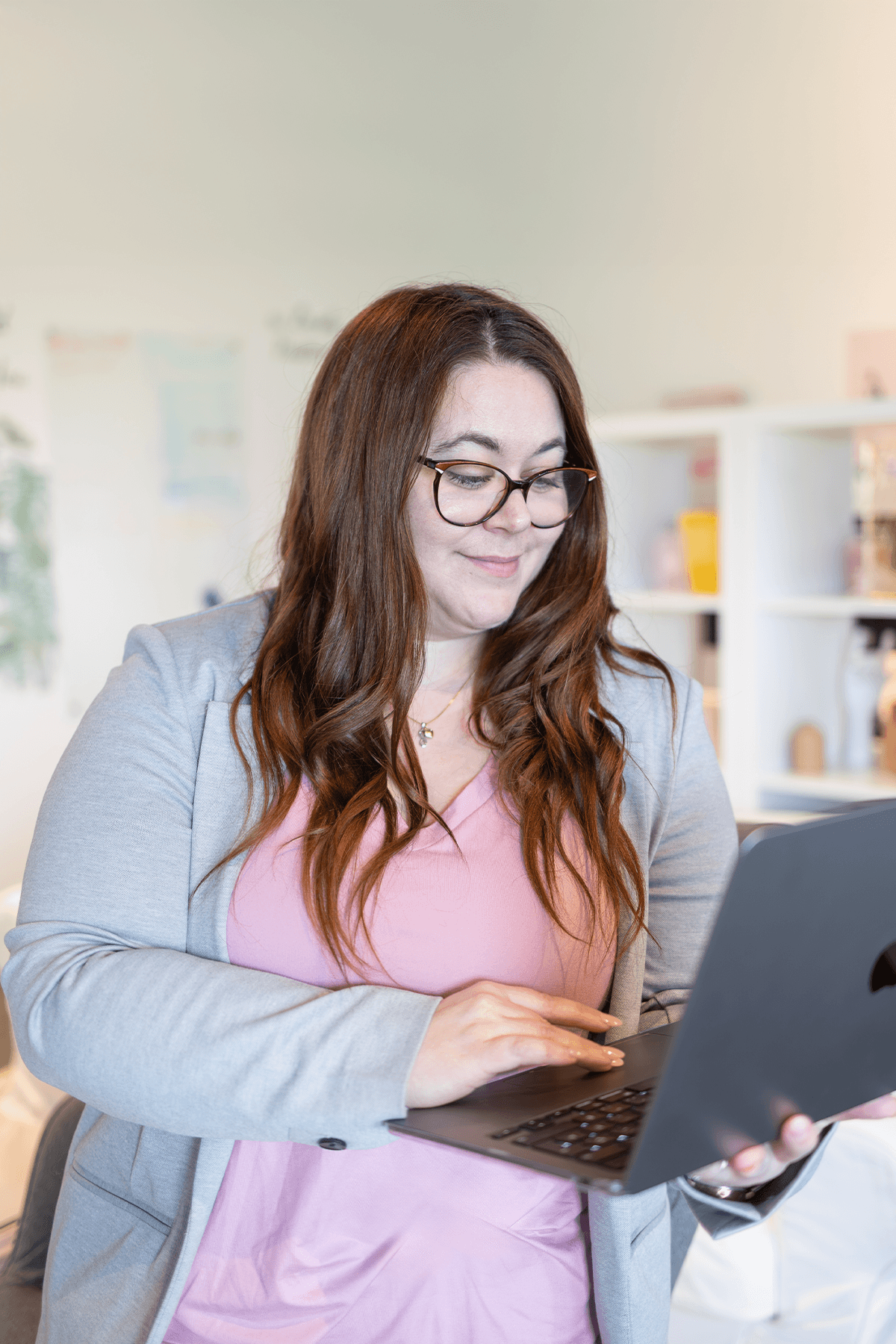 Méliza Guay sur son ordinateur